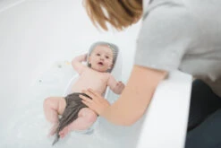 Angelcare Fit Grijs Badzitje AC-ST02-GR -Bekende Babyartikelen Winkel Angelcare Fit Grijs Badzitje AC ST02 GR Sfeerbeeld