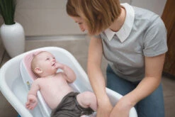 Angelcare Fit Roze Badzitje AC-ST02-PK -Bekende Babyartikelen Winkel Angelcare Fit Roze Badzitje AC ST02 PK Sfeerbeeld