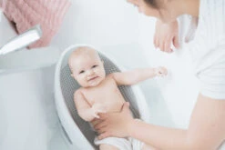 Angelcare Soft-Touch Grijs Badzitje AC-ST01-GR -Bekende Babyartikelen Winkel Angelcare Soft Touch Badzitje sfeerfoto 1