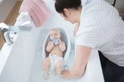 Angelcare Soft-Touch Grijs Badzitje AC-ST01-GR -Bekende Babyartikelen Winkel Angelcare Soft Touch Badzitje sfeerfoto 2