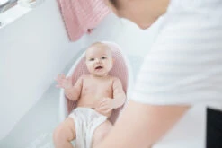 Angelcare Soft-Touch Roze Badzitje AC-ST01-PK 6 Angelcare Soft-Touch Roze Badzitje AC-ST01-PK -Bekende Babyartikelen Winkel Angelcare Soft Touch Badzitje sfeerfoto