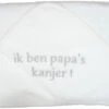 Petit Villain Ik Ben Papa's Kanjer Wit Badcape 2 Petit Villain Ik Ben Papa's Kanjer Wit Badcape -Bekende Babyartikelen Winkel Petit Villain Ik ben Papas kanjer Wit Badcape 4