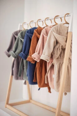 Jollein Pale Pink 1-2jr Badjas 060-808-00090 -Bekende Babyartikelen Winkel Sfeerfoto Badjas Jollein 2