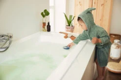 Jollein Pale Pink 1-2jr Badjas 060-808-00090 -Bekende Babyartikelen Winkel Sfeerfoto Badjas Jollein