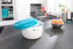 Badabulle Blauw Magnetron Stoom Sterilisator B003204 -Bekende Babyartikelen Winkel b003204 sterilisateur micro ondes bleu gris lifestyle 07