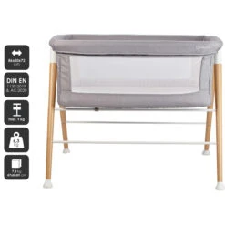 Babygo Goodnight Grey Wieg 4361 -Bekende Babyartikelen Winkel babygo goodnight grey wieg aan bed 1