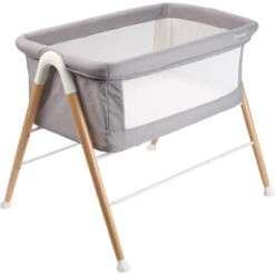 Babygo Goodnight Grey Wieg 4361 -Bekende Babyartikelen Winkel babygo goodnight grey wieg aan bed 2