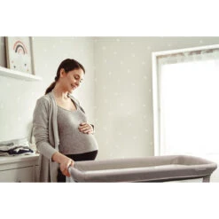 Babygo Goodnight Grey Wieg 4361 -Bekende Babyartikelen Winkel babygo goodnight wieg aan bed sfeer 1