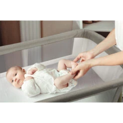 Babygo Goodnight Grey Wieg 4361 -Bekende Babyartikelen Winkel babygo goodnight wieg aan bed sfeer 2