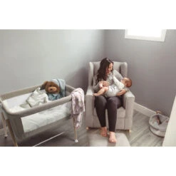 Babygo Goodnight Grey Wieg 4361 -Bekende Babyartikelen Winkel babygo goodnight wieg aan bed sfeer 3