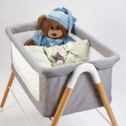 Babygo Goodnight Grey Wieg 4361 -Bekende Babyartikelen Winkel babygo goodnight wieg aan bed sfeer 4