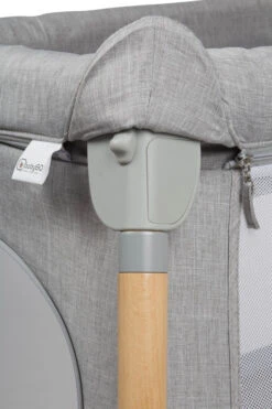 Babygo Groovy Grijs Campingbedje Incl. Bodemverhoger 4551 6 Babygo Groovy Grijs Campingbedje Incl. Bodemverhoger 4551 -Bekende Babyartikelen Winkel babygo groovy grijs campingbedje incl. bodemverhoger 5