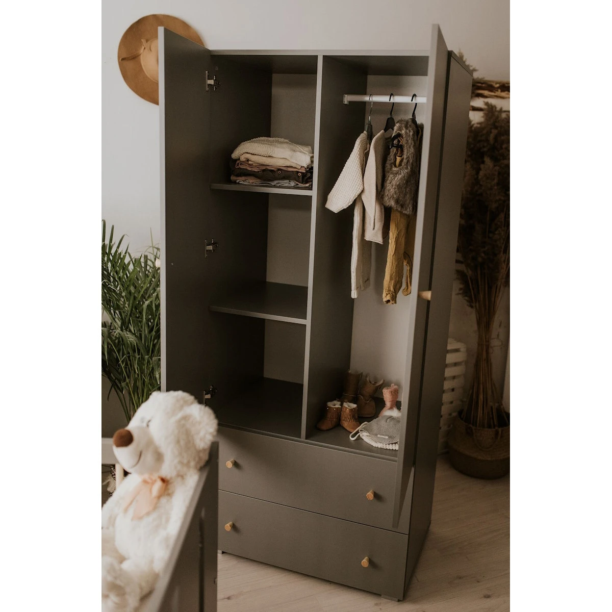 Babykamer Bo: Ledikant, Commode en 2-Deurskast Babykamer Bo: Ledikant, Commode En 2-Deurskast -Bekende Babyartikelen Winkel babykamer bo 2 1 1