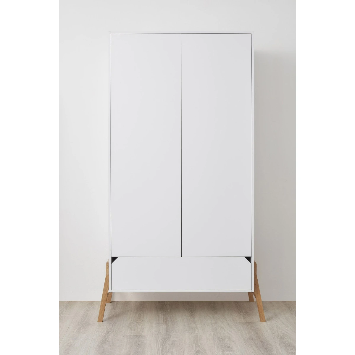 Bellamy Lotta Snow Babykamer: Ledikant/Juniorbed, Commode en 2-Deurskast Bellamy Lotta Snow Babykamer: Ledikant/Juniorbed, Commode En 2-Deurskast -Bekende Babyartikelen Winkel bellamy lotta snow 2 deurskast lobisz2d 4 1