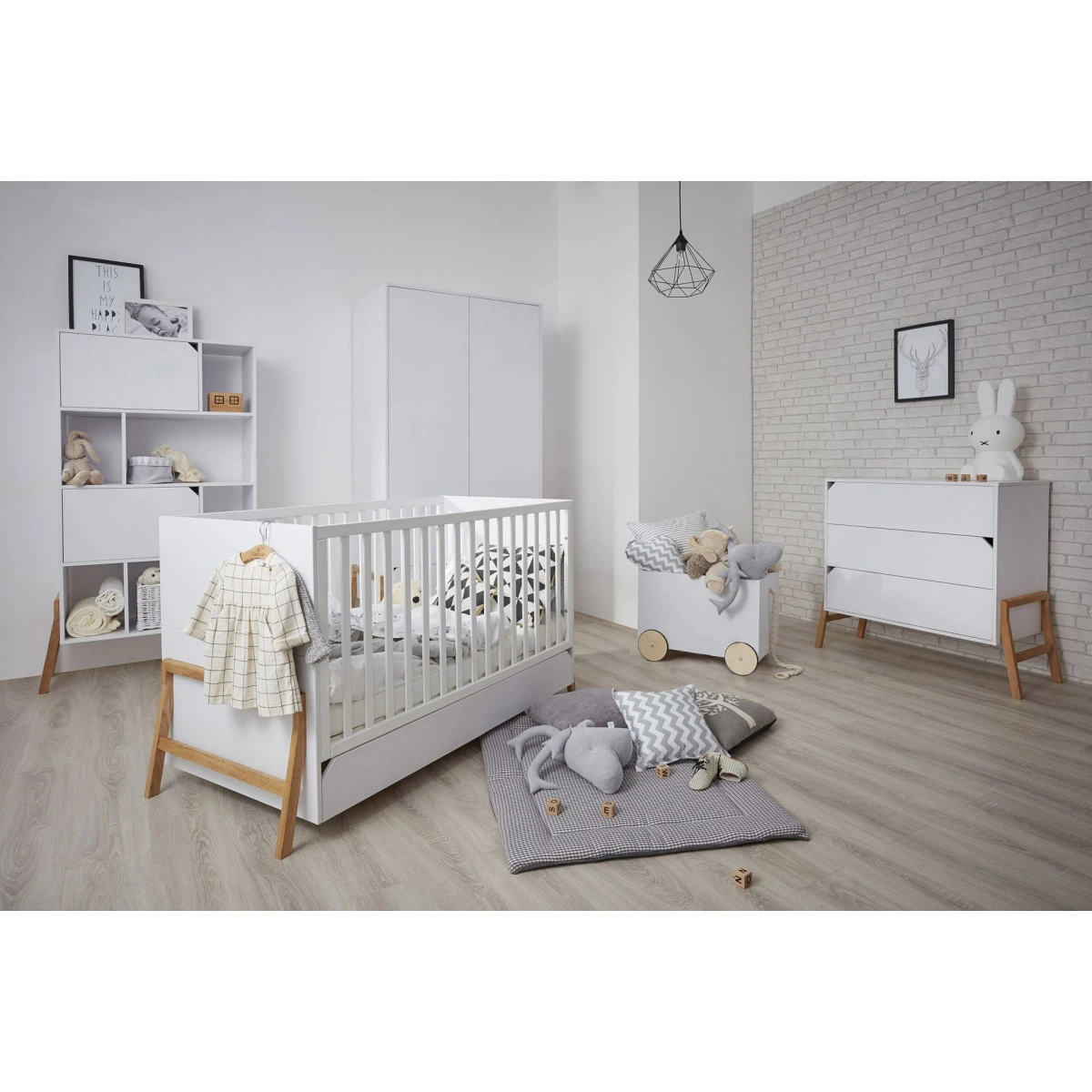 Bellamy Lotta Snow Babykamer: Ledikant/Juniorbed, Commode en 2-Deurskast Bellamy Lotta Snow Babykamer: Ledikant/Juniorbed, Commode En 2-Deurskast -Bekende Babyartikelen Winkel bellamy lotta snow babykamer 1 4
