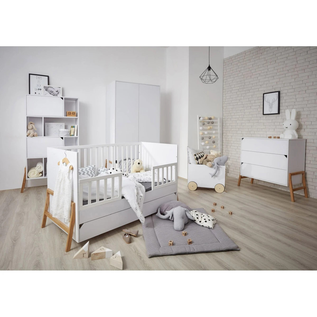 Bellamy Lotta Snow Babykamer: Ledikant/Juniorbed, Commode en 2-Deurskast Bellamy Lotta Snow Babykamer: Ledikant/Juniorbed, Commode En 2-Deurskast -Bekende Babyartikelen Winkel bellamy lotta snow babykamer 2 3