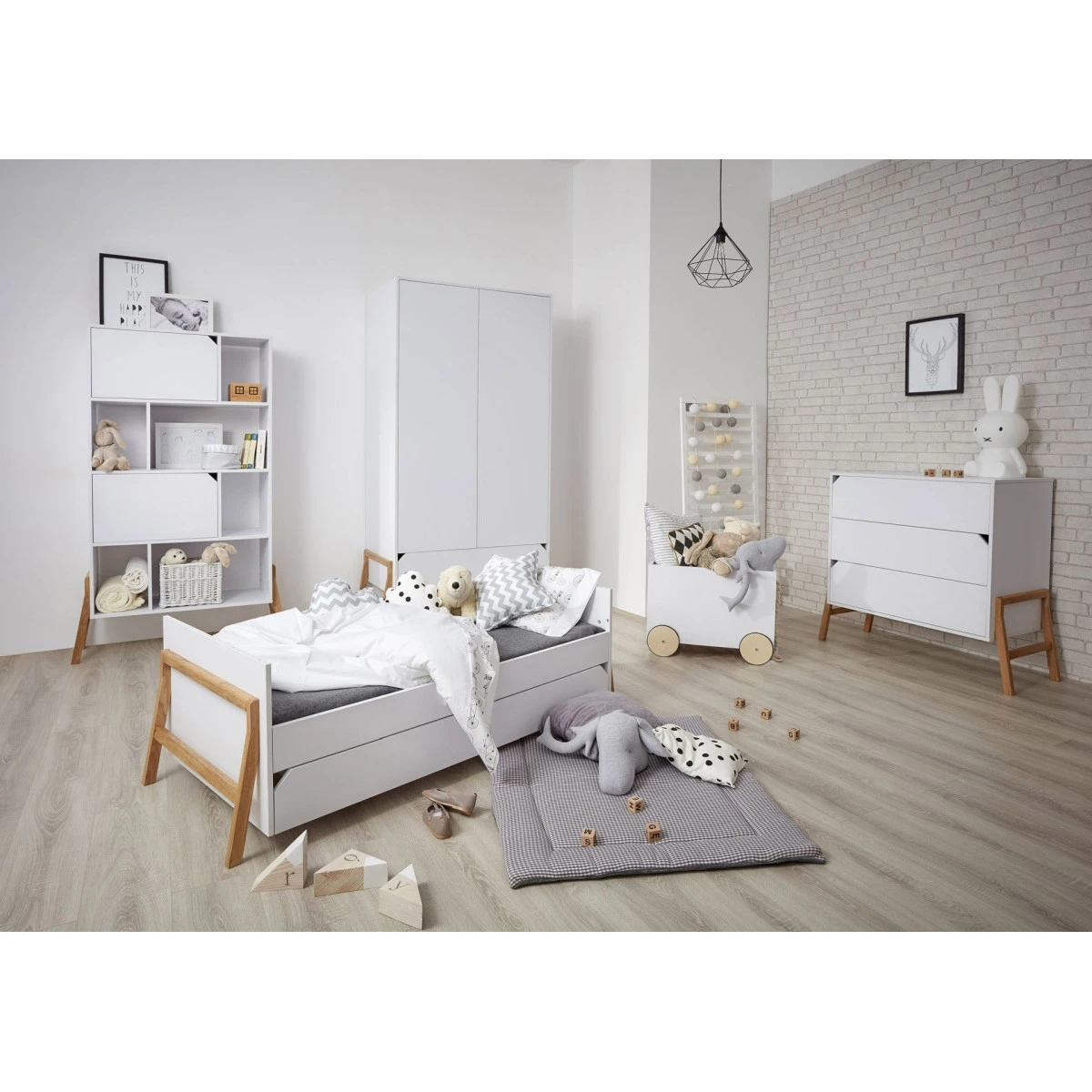 Bellamy Lotta Snow Babykamer: Ledikant/Juniorbed en Commode Bellamy Lotta Snow Babykamer: Ledikant/Juniorbed En Commode -Bekende Babyartikelen Winkel bellamy lotta snow babykamer 3 1