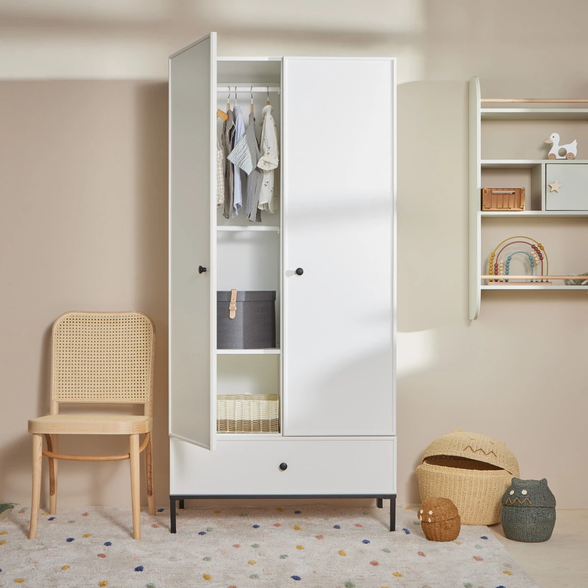 Bellamy Lumi White Babykamer: Ledikant/Juniorbed, Commode en 2-Deurskast Bellamy Lumi White Babykamer: Ledikant/Juniorbed, Commode En 2-Deurskast -Bekende Babyartikelen Winkel bellamy lumi white 2 deurskast lubisz2d 6 1