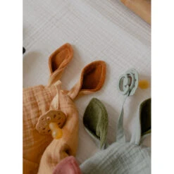 Bibs Kangaroo Sage Knuffeldoekje 9405250 6 Bibs Kangaroo Sage Knuffeldoekje 9405250 -Bekende Babyartikelen Winkel bibs kangaroo desert sand knuffeldoekje 9405293 2 1