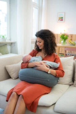 Doomoo Buddy Classic Anthracite Voedingskussen B12 -Bekende Babyartikelen Winkel doomoo buddy classic anthracite voedingskussen b12 22