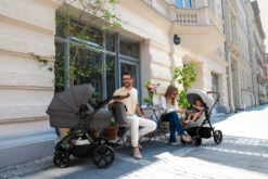 Kinderkraft A-Tour Black 3-in-1 Kinderwagen Incl. Autostoel KSATOU00BLK3000 -Bekende Babyartikelen Winkel kinderkraft a tour kinderwagen sfeerfoto 2 1 1