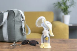 Medela Harmony Handborstkolf 101041154 -Bekende Babyartikelen Winkel medela harmony sfeer2