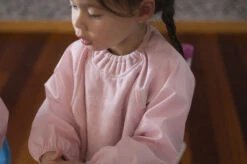 Silly Billyz Towel Antique Pink Messy Eater Slab 117318 -Bekende Babyartikelen Winkel silly billy slab sfeer 1 1 2