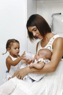 Suavinex Zero.Zero Anti-Colic Medium Flow Zuigfles 270ml SXZBRF050012 -Bekende Babyartikelen Winkel suavinex zer .zer anti colic zuigfles 4 2