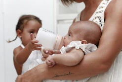 Suavinex Zero.Zero Anti-Colic Medium Flow Zuigfles 270ml SXZBRF050012 -Bekende Babyartikelen Winkel suavinex zer .zer anti colic zuigfles 8 2