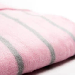 Zaffiro Grijs & Roze Gestreept 100 X 150 Cm Ledikantdeken 15403 4 Zaffiro Grijs & Roze Gestreept 100 X 150 Cm Ledikantdeken 15403 -Bekende Babyartikelen Winkel zaffiro roze grijs gestreept 100 x 150 cm ledikantdeken 3